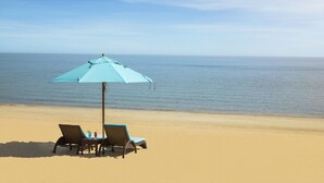 Privat strand, solsenger, parasoller og strandhåndklær