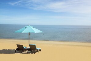 Private beach, sun-loungers, beach umbrellas, beach towels - The Palms Beach Hotel And Spa (Salwa)