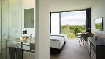 Minibar, blendingsgardiner, strykejern/-brett og barnesenger (inkludert)