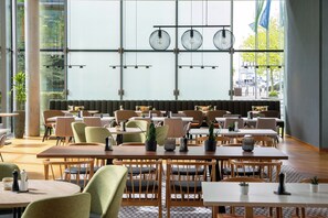 Breakfast and lunch served, international cuisine - INNSiDE by Meliá München Parkstadt Schwabing (Munich)