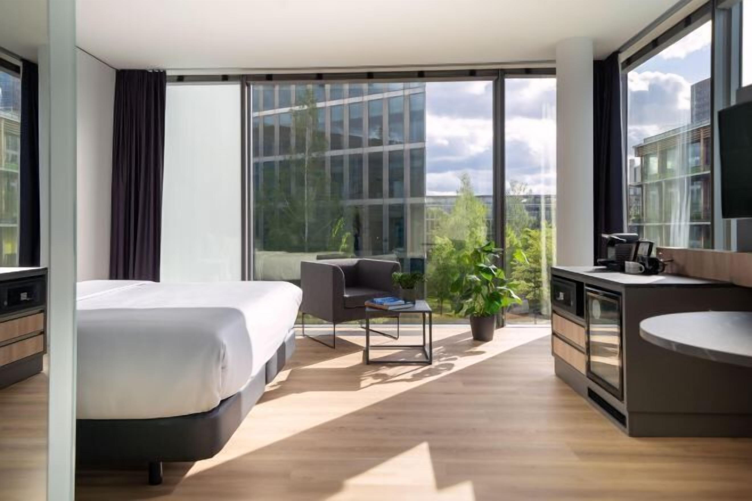 Minibar, rideaux occultants, fer et planche à repasser