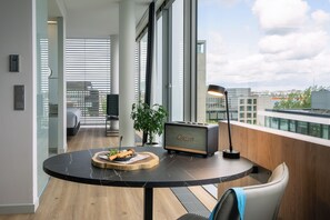 The Loft | Wohnbereich | 20-Zoll-LED-Fernseher mit Kabelempfang