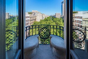 Grand Suite, 2 Bedrooms (Paseo de Gracia View) | In-room safe, desk, laptop workspace, blackout drapes - Hotel Casa Fuster (Barcelona)