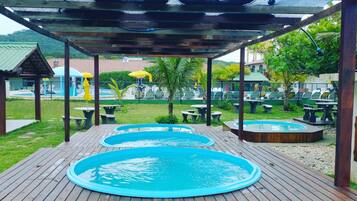 Bañera de hidromasaje al aire libre