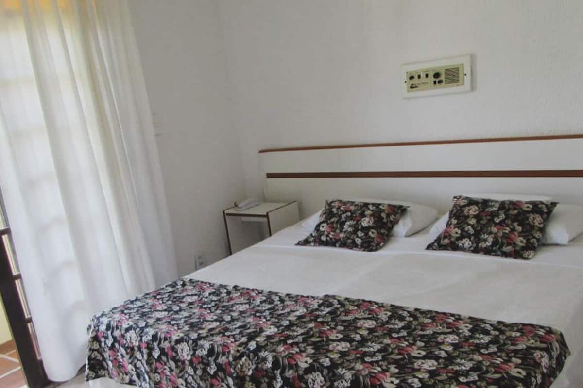 In-room safe, WiFi (free), bed sheets