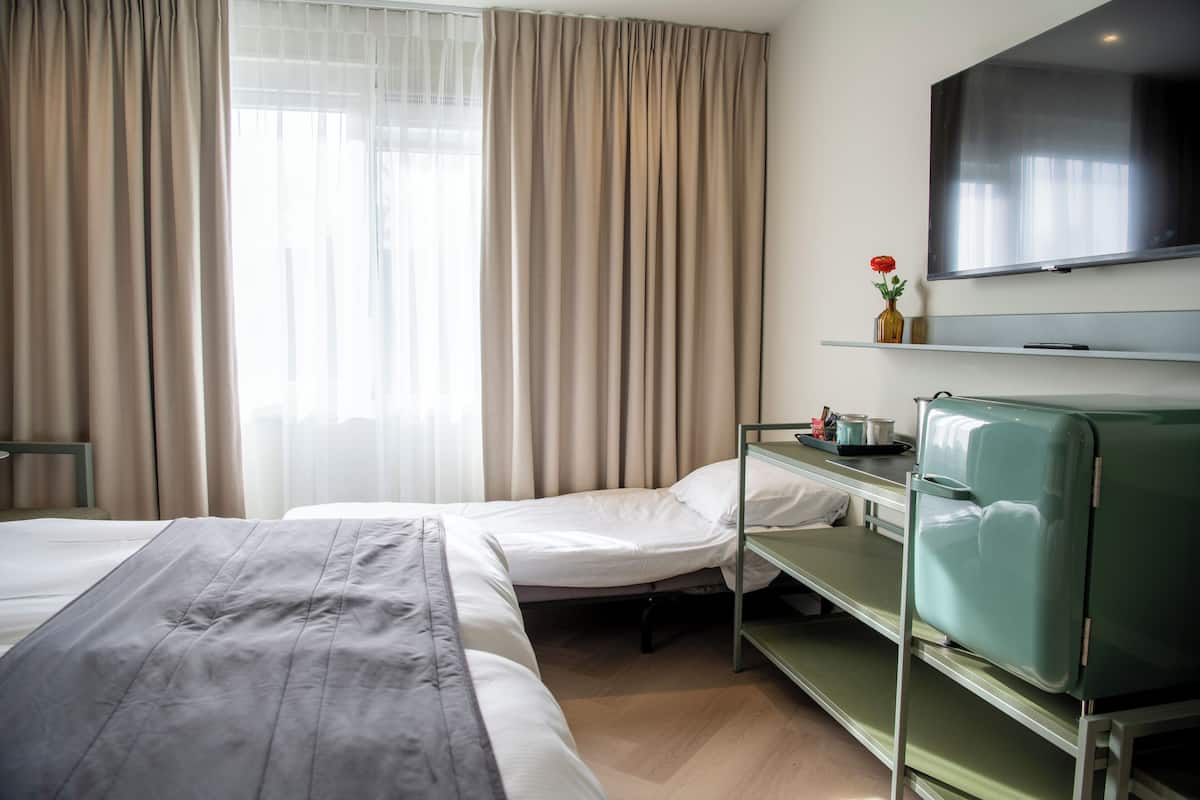 1 bedroom, individually decorated, individually furnished