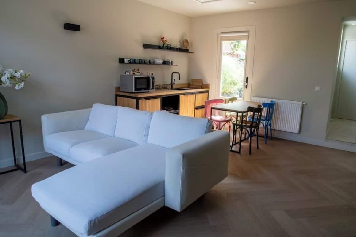 Studio Confort | 1 chambre, décor unique, ameublement unique, fer et planche à repasser
