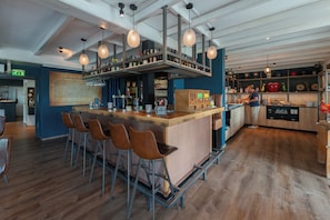 Bar (on property) - Boutique Hotel Herbergh Amsterdam Airport (Badhoevedorp)