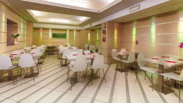 Sarapan prasmanan setiap hari (EUR 5 per orang)