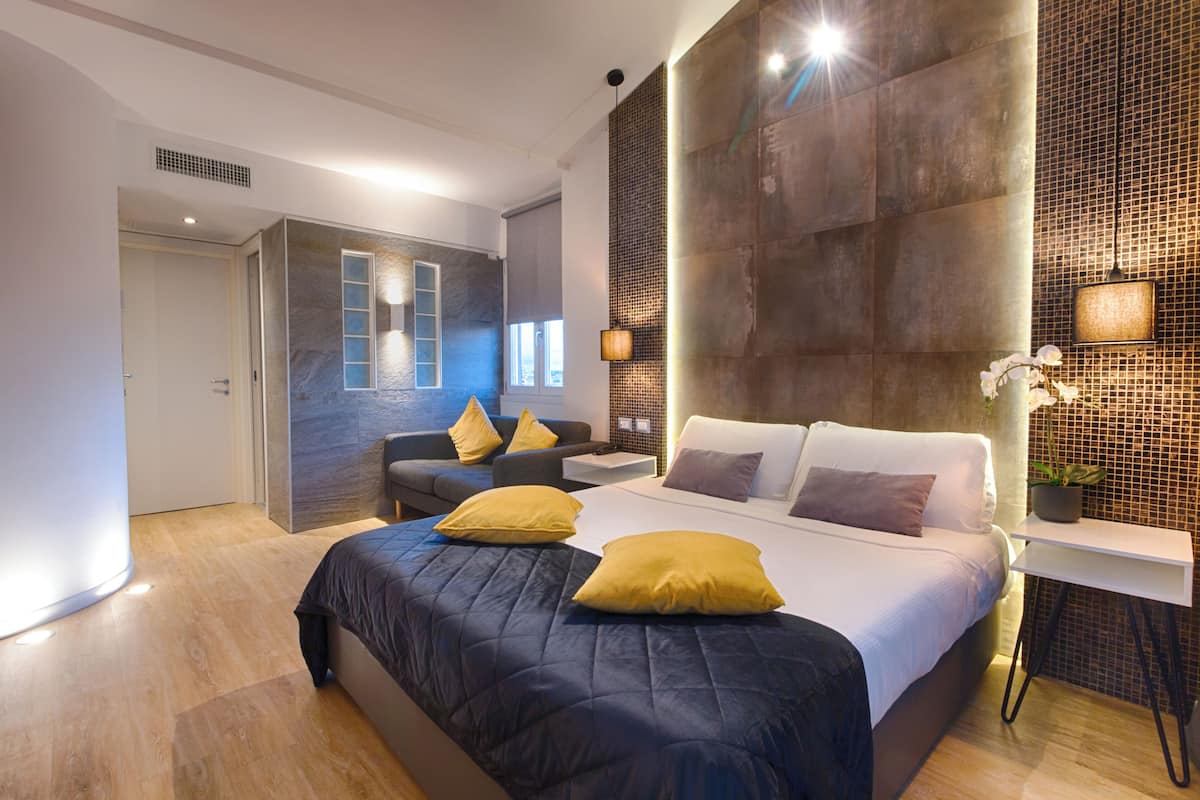 Superior Suite with Balcony | 客房内保险箱、办公桌、笔记本电脑工作区、遮光窗帘