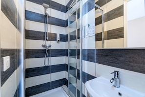Habitación doble superior | Baño | Ducha, artículos de higiene personal gratuitos y secador de pelo