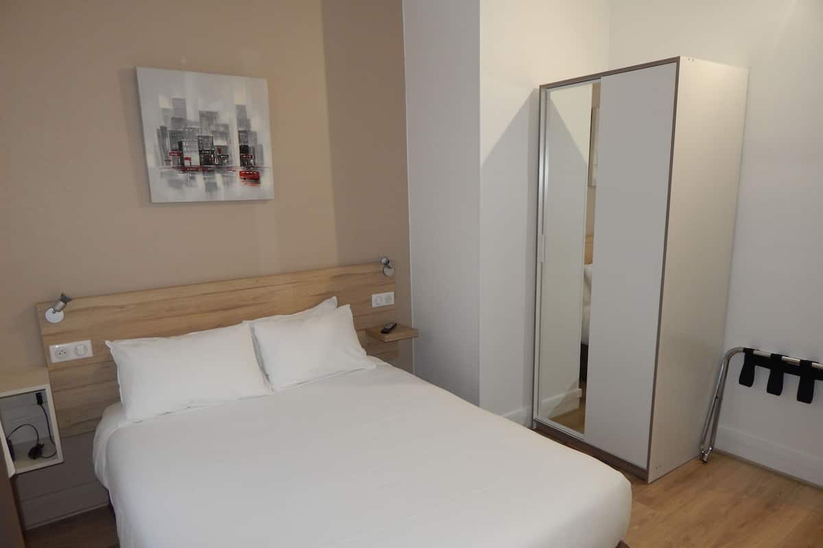 Quarto casal conforto | Cofres nos quartos, escrivaninha, cortinas blackout