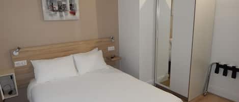 Comfort tweepersoonskamer | Een kluis op de kamer, een bureau, verduisterende gordijnen