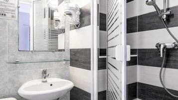 Classic Triple Room | Bathroom | Shower, free toiletries, hair dryer, towels
