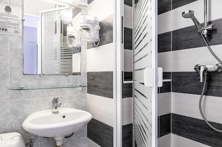 Chambre Triple Classique | Salle de bain | Douche, articles de toilette gratuits, sèche-cheveux. Hôtel Rouen Alba