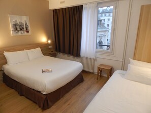 غرفة سوبريور لفردين | خزنة داخل الغرفة ومكتب وستائر تعتيم ومكواة/لوح كي