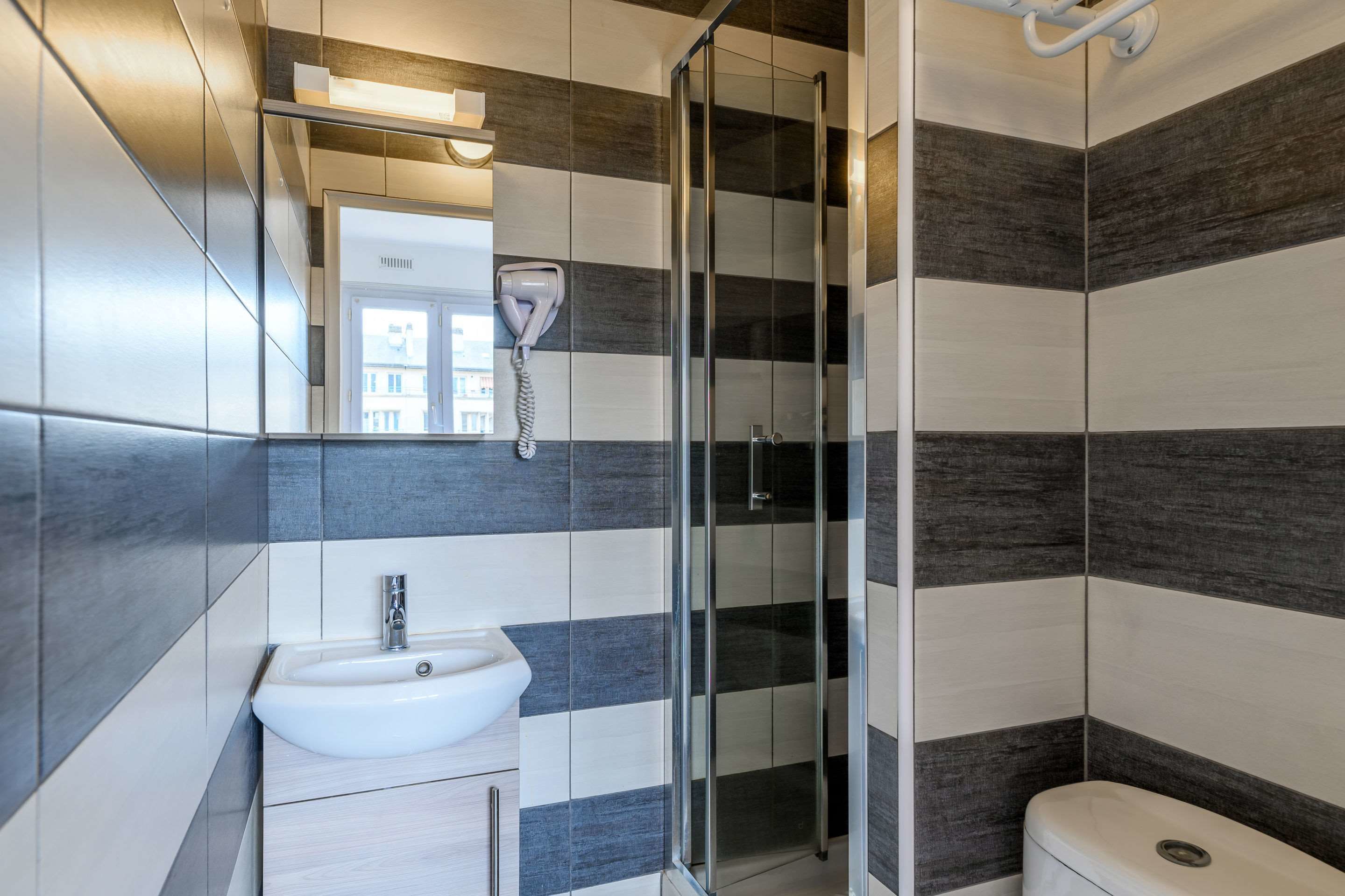 シャワー、バスアメニティ (無料)、ヘアドライヤー、タオル