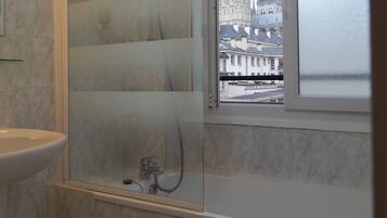 Superior Double Room | Bathroom | Shower, free toiletries, hair dryer, towels