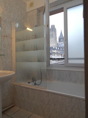 غرفة سوبير يور مزدوجة | حمام | تجهيزات دش، مستلزمات مجانية للعناية الشخصية، مجففات شعر، مناشف