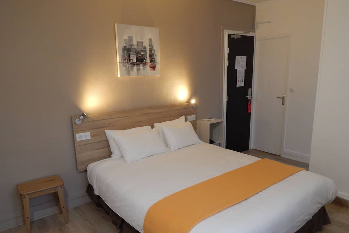 Cofres nos quartos, escrivaninha, cortinas blackout