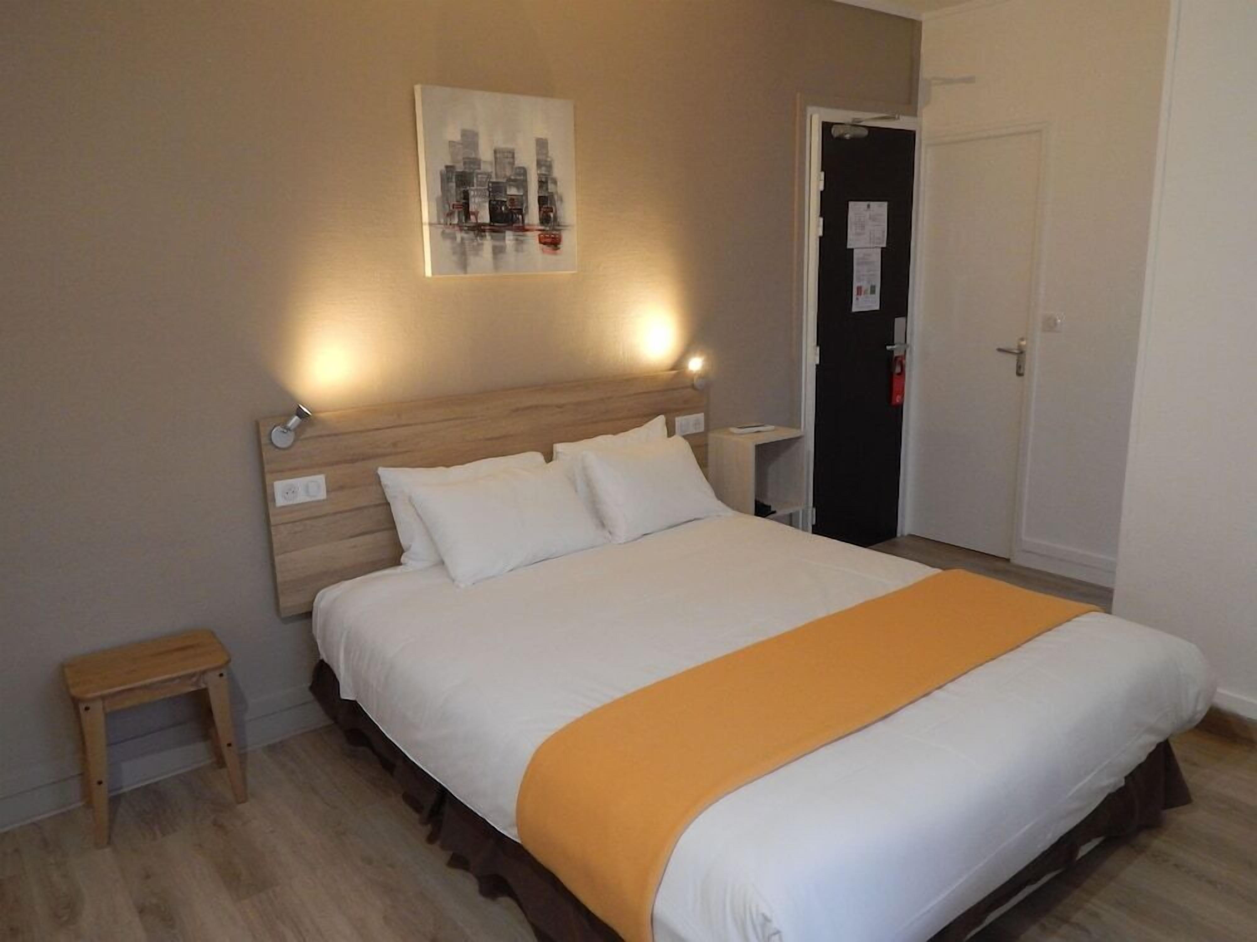 Zimmersafe, Schreibtisch, Verdunkelungsvorhänge, Bügeleisen/Bügelbrett