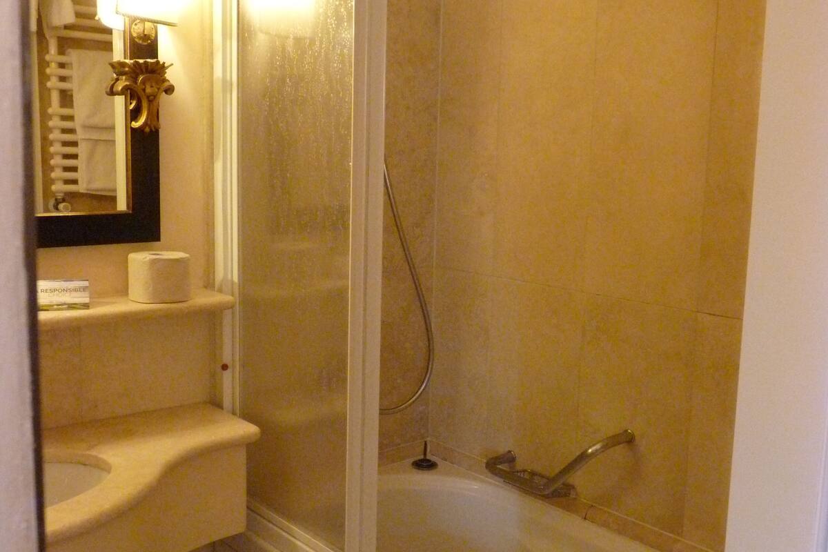 classic double room | bathroom | combined shower/bathtub, hair dryer, slippers, towels