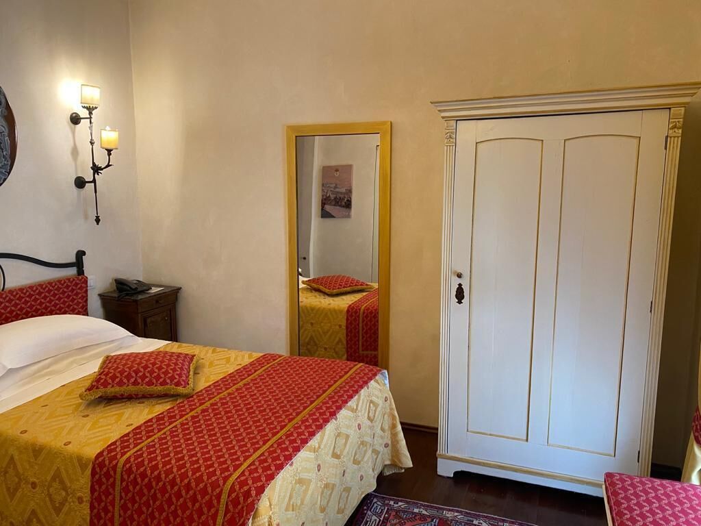 Minibar, coffres-forts dans les chambres, bureau, rideaux occultants