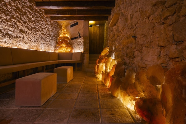 Couples treatment room(s), sauna, hot tub, steam room