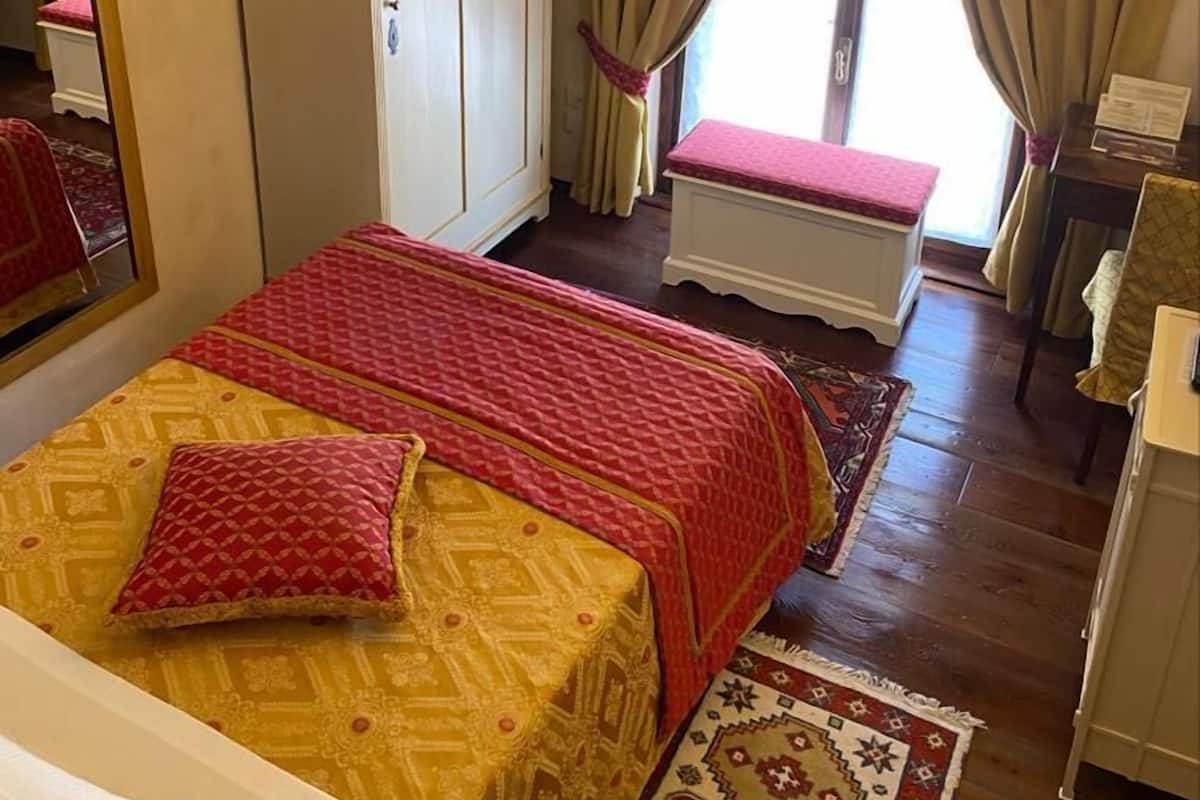 Classic Single Room, 1 Twin Bed | 1 bedroom, minibar, in-room safe, desk