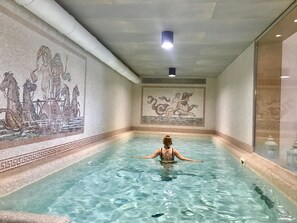 Indoor spa tub