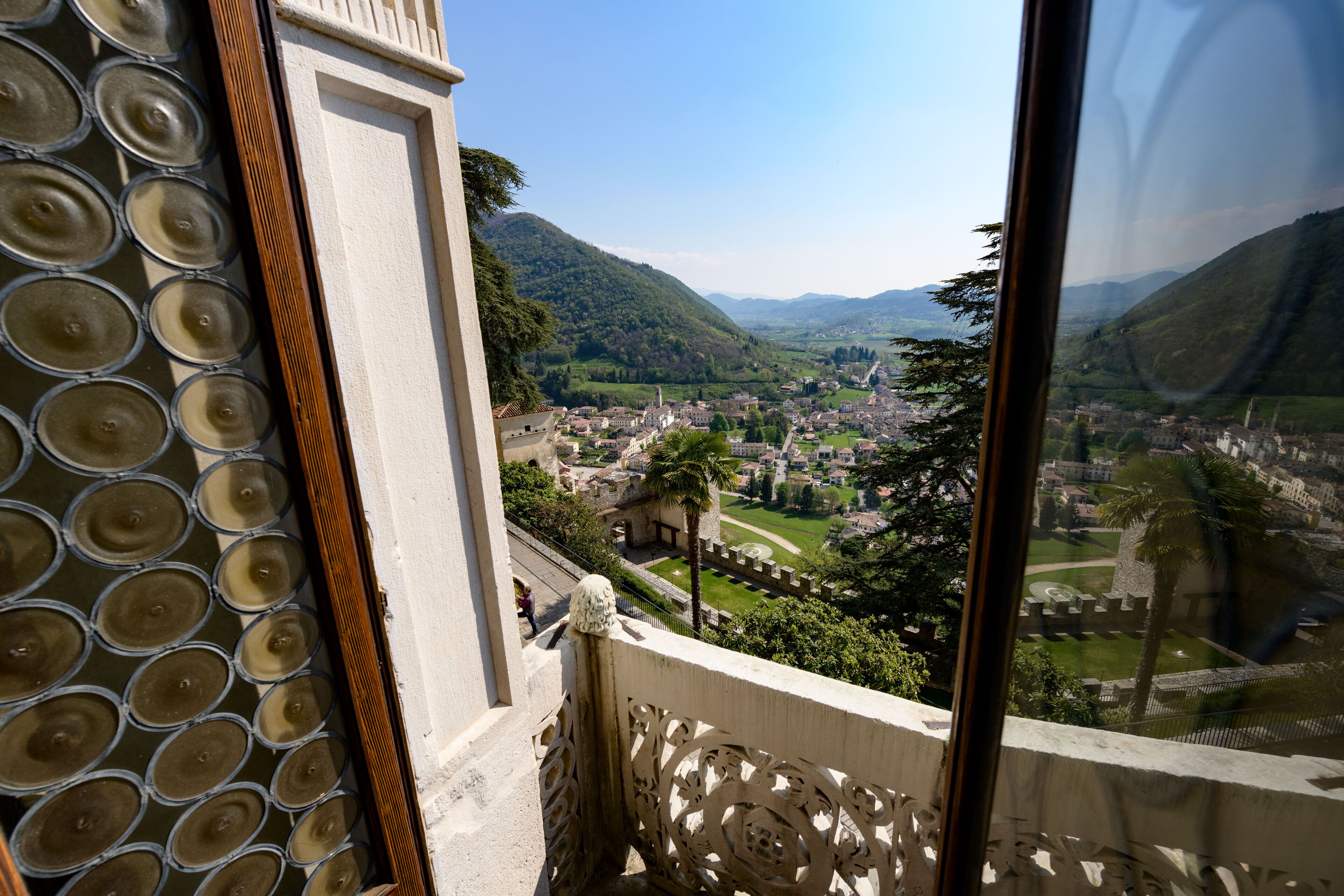 Een balkon met uitzicht op een stad en bergen.