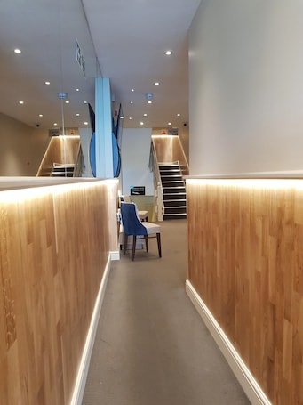 Reception. Ascot Hyde Park Hotel