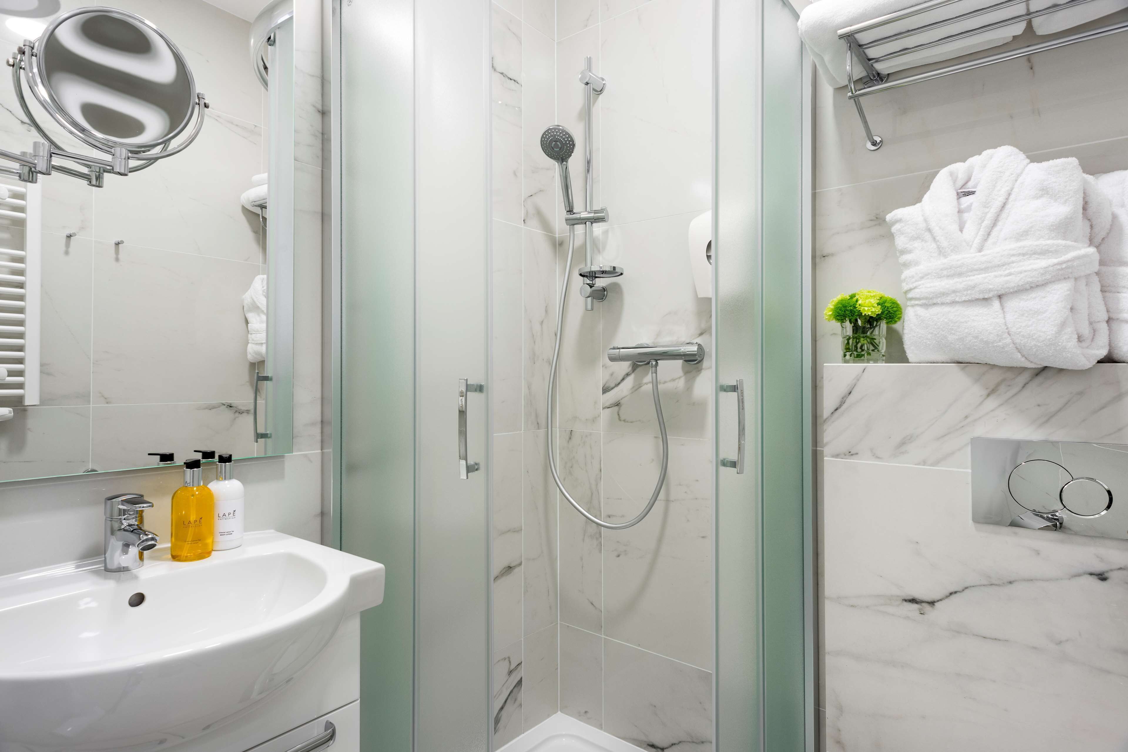 shower, free toiletries, hair dryer, towels