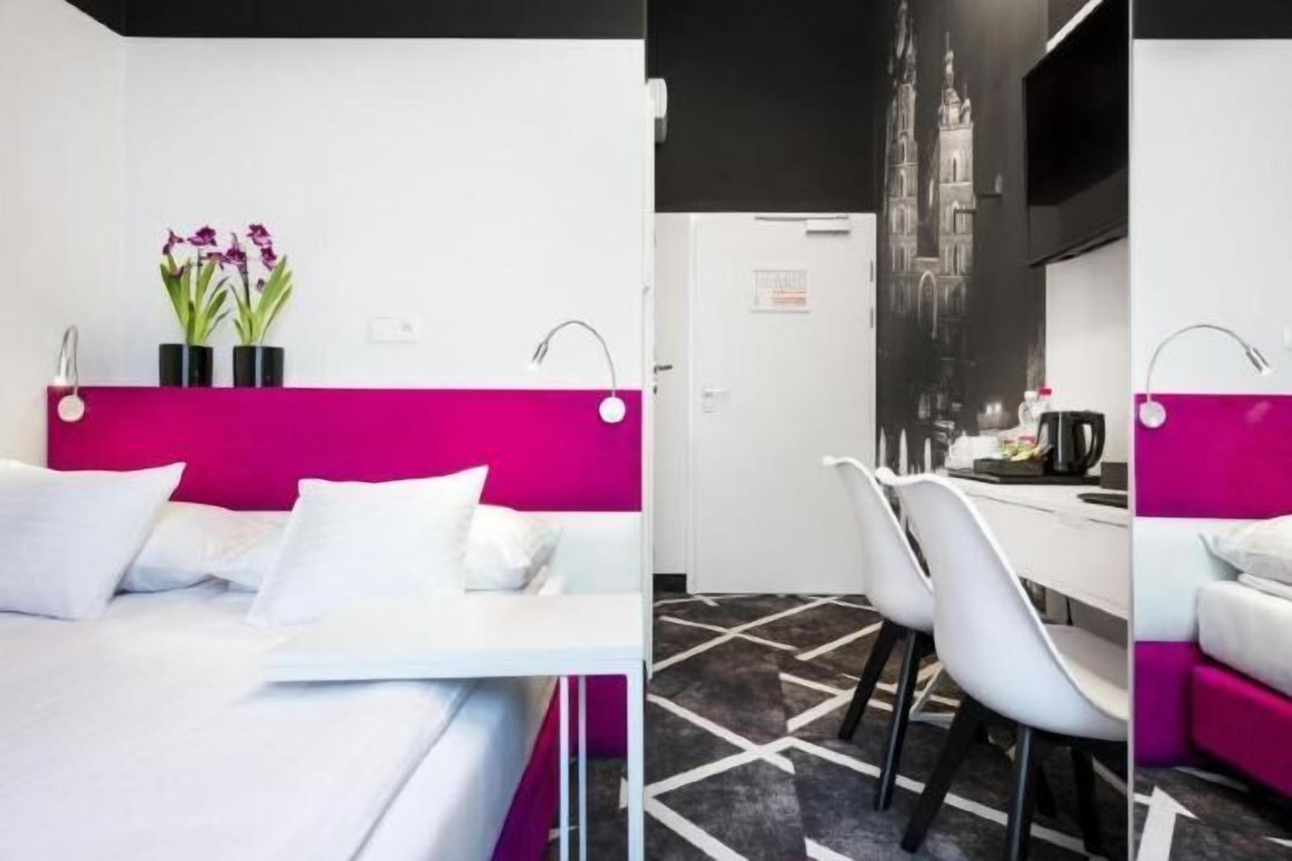 Allergiatestatut vuodevaatteet, tallelokero huoneessa, työpöytä