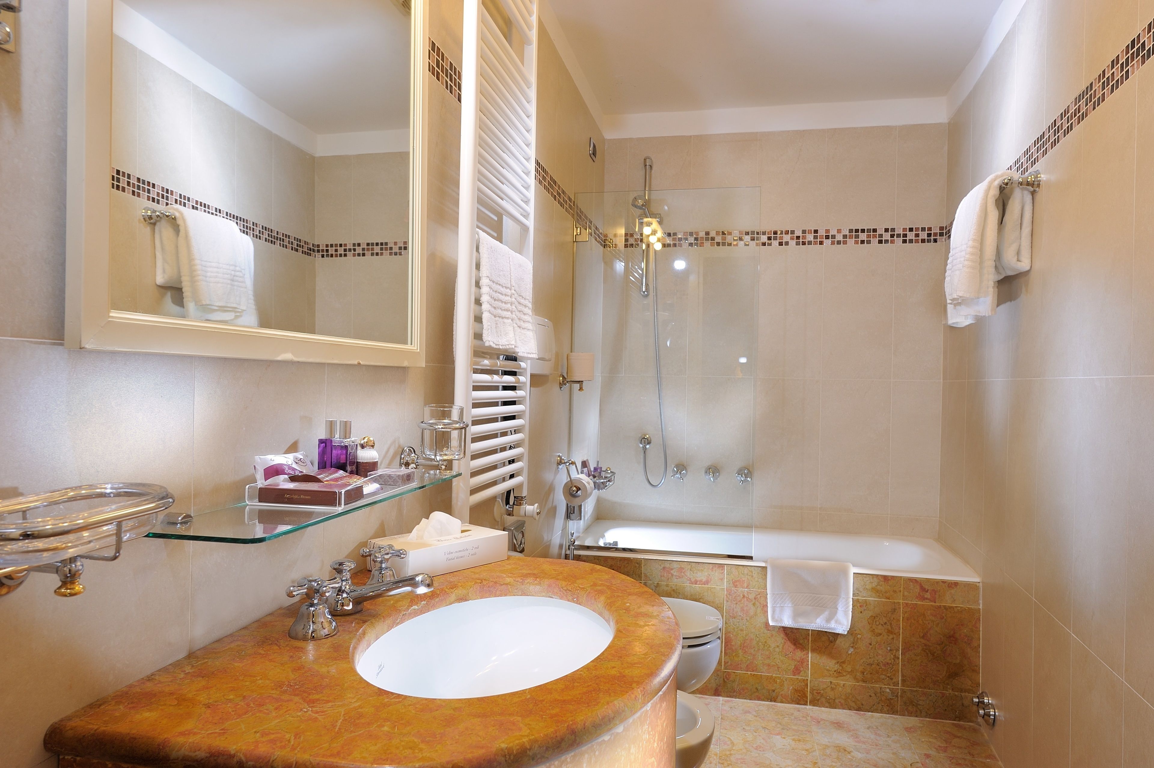 combined shower/bathtub, free toiletries, hair dryer, bidet