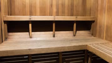 Un banc en bois avec une assise constituée de lattes et une structure en métal.