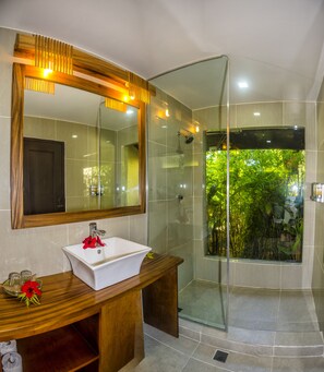 Ocean View Pool Villa | Bathroom | Shower, free toiletries, hair dryer, towels