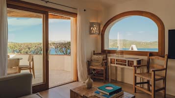 Ocean Pool Suite | Living area | TV, pay movies