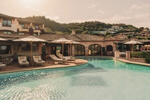 2 piscinas al aire libre, sillones reclinables de piscina