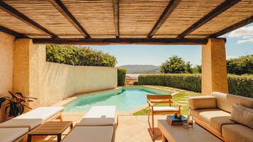 Panorama-studiosuite - 1 soveværelse - privat pool - havudsigt | Premium-sengetøj, dundyner, minibar, pengeskab på værelset