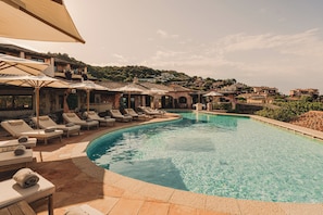 2 outdoor pools, sun loungers