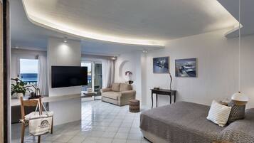 Junior Suite Deluxe Vista Mare | Minibar, caja fuerte, escritorio y cortinas opacas