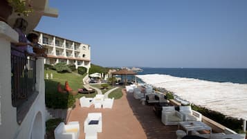 Una terraza con mobiliario exterior y vista al mar.