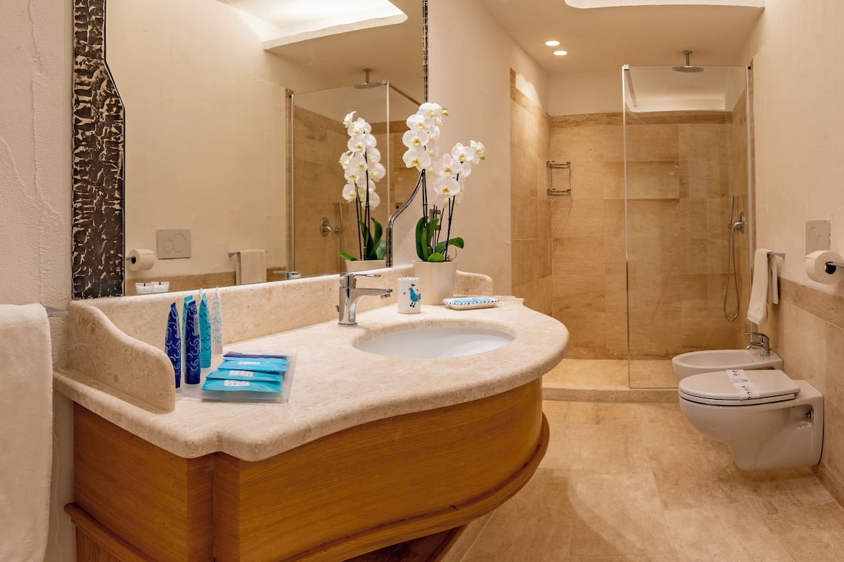 junior suite deluxe vista mare | bathroom | free toiletries, hair dryer, bidet, towels