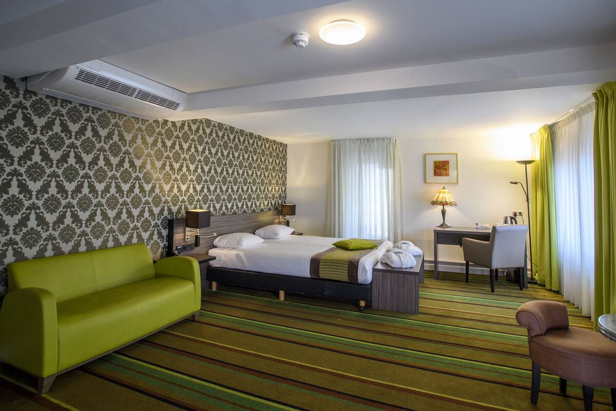 Junior Suite | Hypo-allergenic bedding, in-room safe, free cots/infant beds