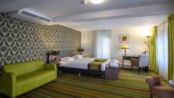 Junior Suite | Hypo-allergenic bedding, in-room safe, free cribs/infant beds