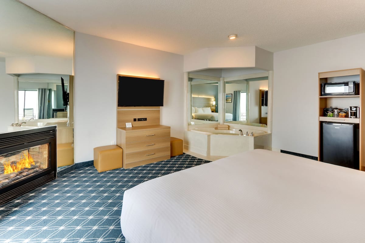 deluxe room, 1 king bed, patio, beachside | in-room safe, desk, iron/ironing board, free wifi