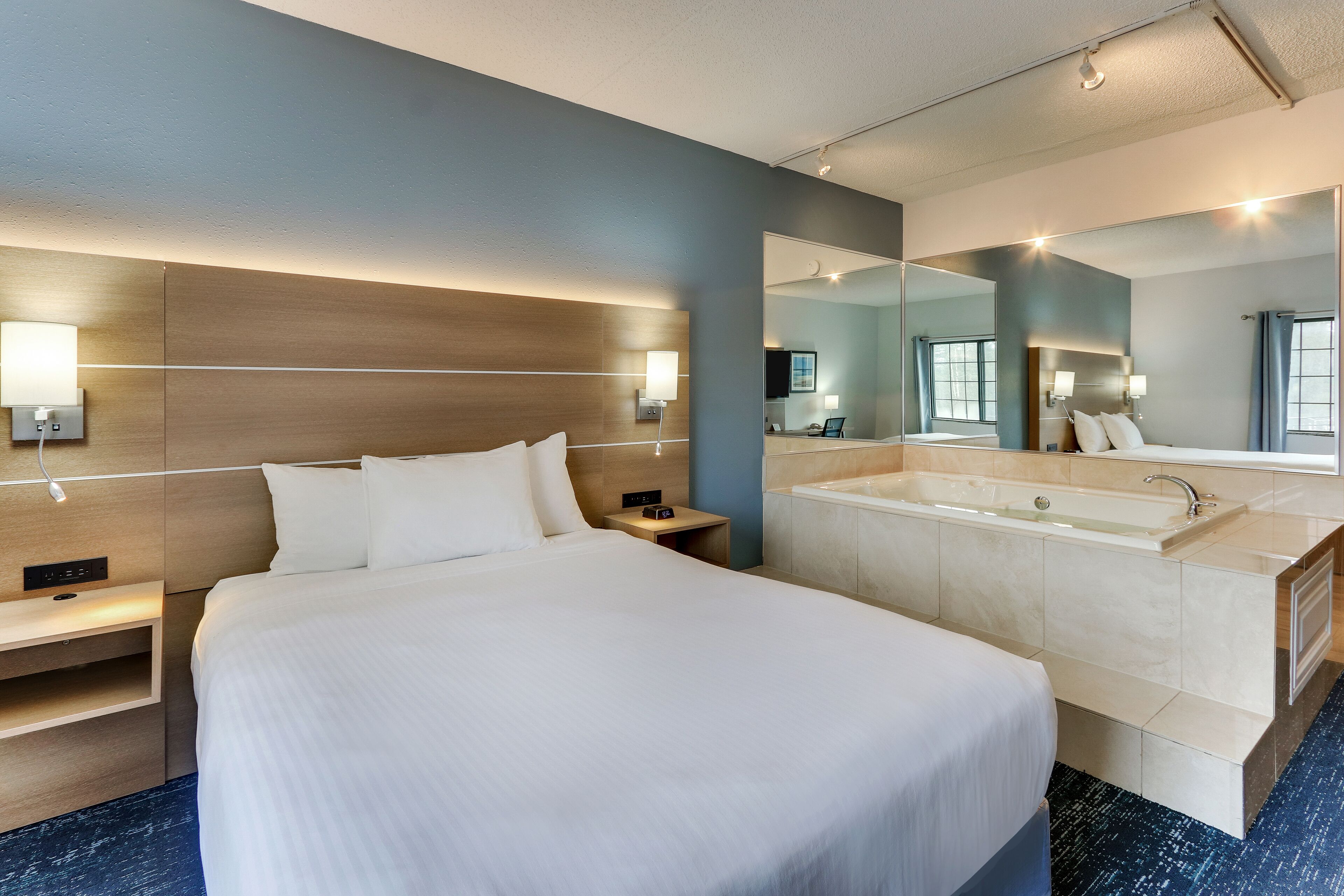 Premium Room, 1 Queen Bed, Jetted Tub (No View) | In-room safe, desk, iron/ironing board, free WiFi