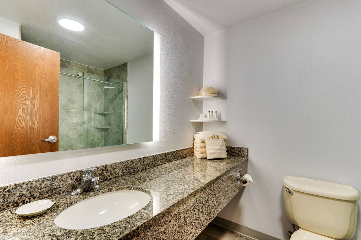 rainfall showerhead, free toiletries, hair dryer, towels