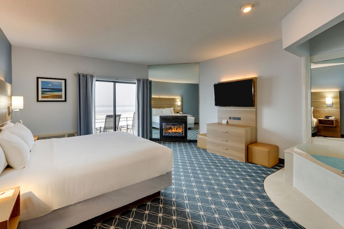 deluxe room, 1 king bed, patio, beachside | in-room safe, desk, iron/ironing board, free wifi